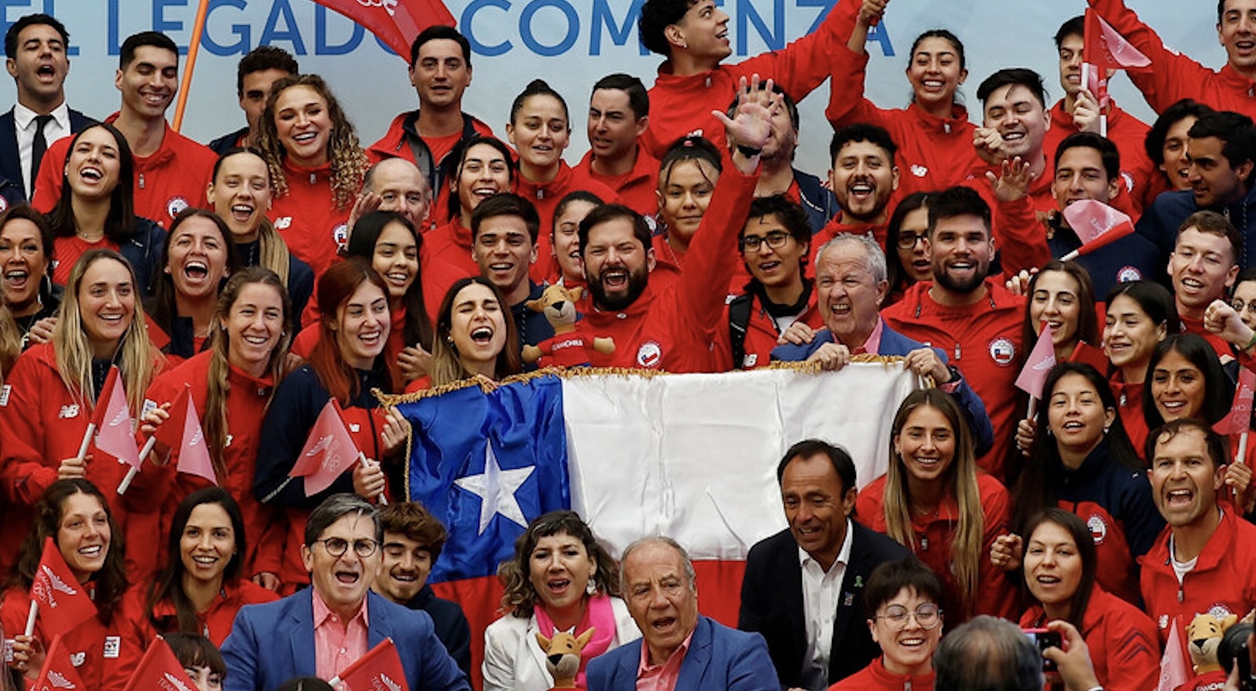 Presidente Gabriel Boric junto al Team Chile.