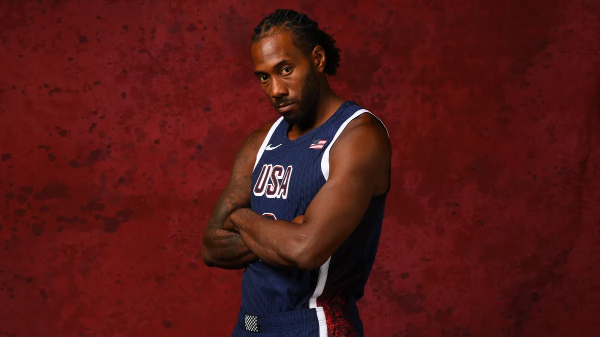 Kawhi Leonard posando con la camiseta del Team USA.