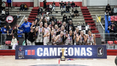El equipo de Sportiva Italiana posando con el trofeo de la Liga Nacional Femenina.