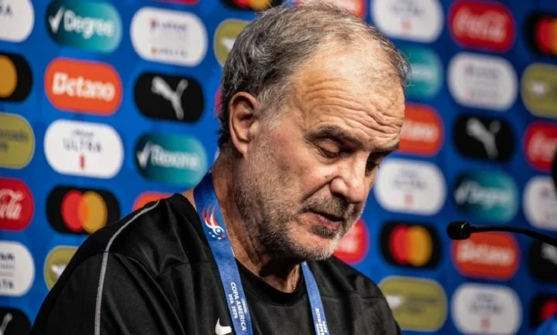 Marcelo Bielsa en conferencia de prensa.