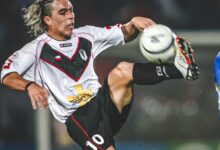 Esteban Paredes controlando una pelota en su paso por Santiago Morning.