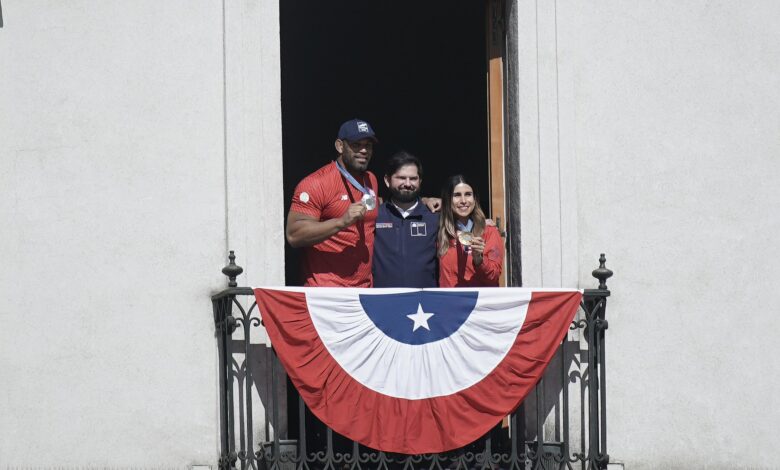 Francisca Crovetto, Yasmani Acosta y Gabriel Boric en La Moneda