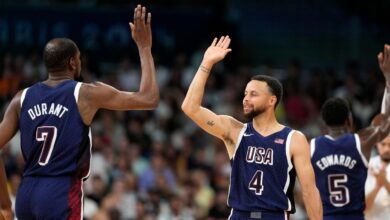 Kevin Durant y Stephen Curry chocando las manos en París 2024.