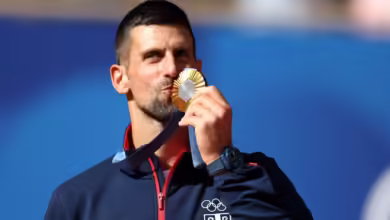 Novak Djokovic besando la medalla de oro en París 2024.