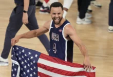 Stephen Curry con la bandera de Estados Unidos en París 2024.