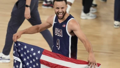 Stephen Curry con la bandera de Estados Unidos en París 2024.