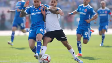Zaldivia y Bolados disputando un balón.